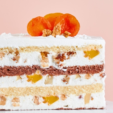 «Сметанная с ананасом, персиком и грецким орехом»