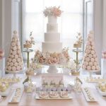 Многоярусный свадебный торт и сладкий стол