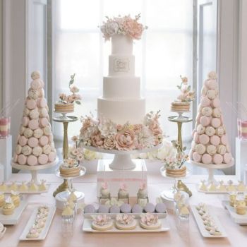 Многоярусный свадебный торт и сладкий стол